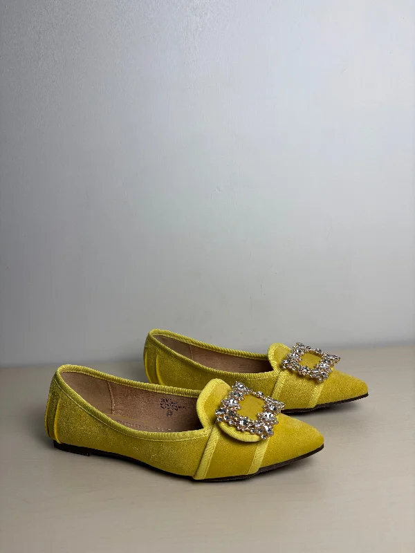 Flats shoes with bold colors for stylish, standout looks -Shoes Flats By Chase + Chloe Yellow, Size: 6.5