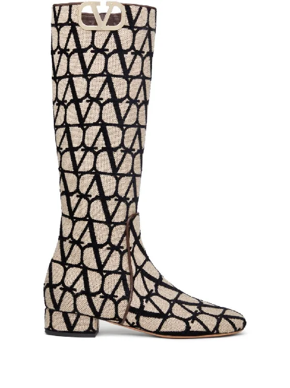 boots for outdoor work in freezing temperatures-Chic SS23 Women's Boots in Naturale and Nero from Valentino Garavani