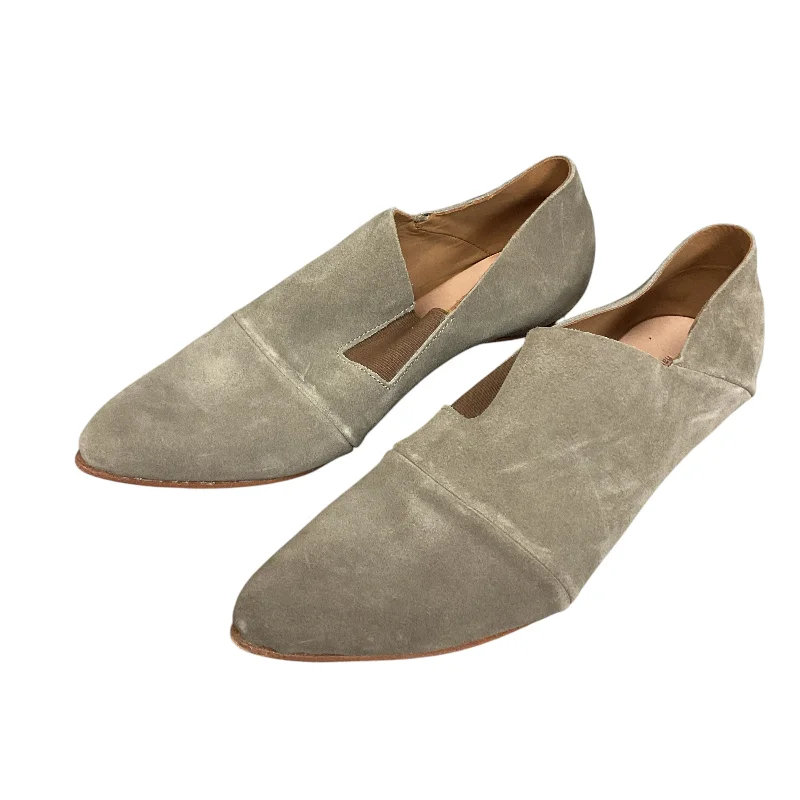 Lightweight flats shoes for travel days -Shoes Flats By Cma In Taupe, Size: 10