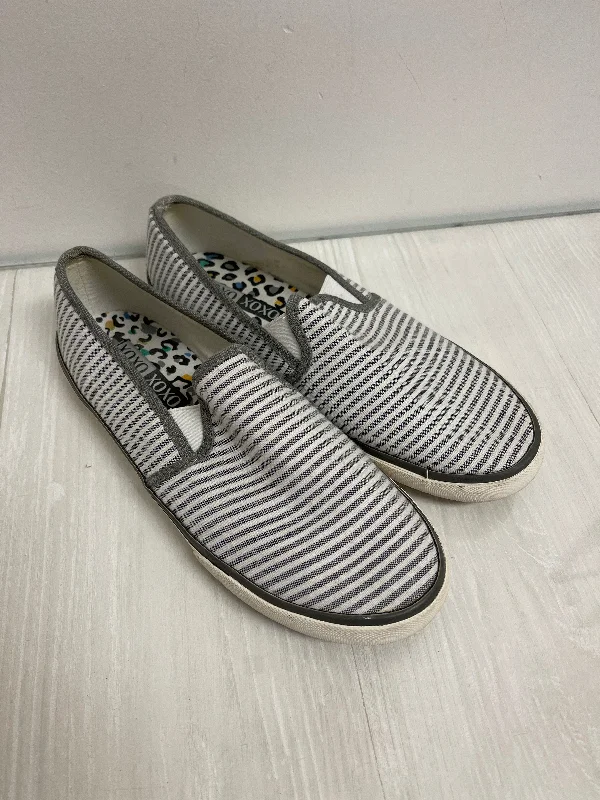 Comfortable flats shoes with extra padding for a soft feel -Shoes Flats By Xoxo In Striped Pattern, Size: 9