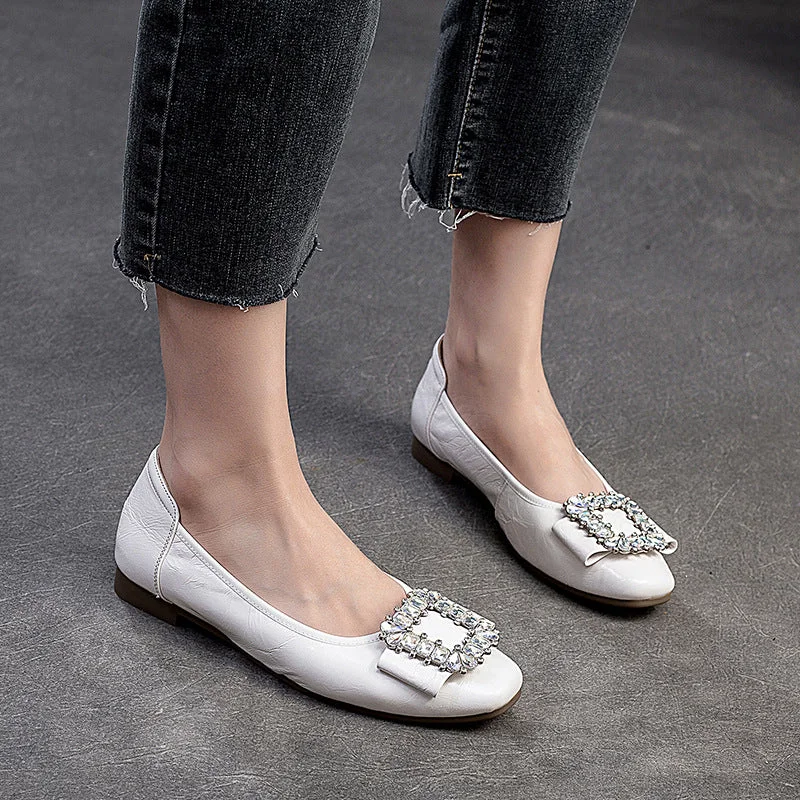 Flats shoes for women with stretchable material for ease of wear -Women Retro Fashion Soft Leather Casual Flats