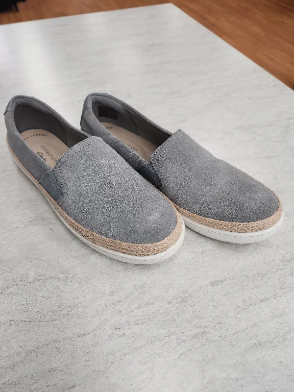 Flats shoes for travel comfort and durability -Shoes Flats By Clarks In Grey, Size: 7.5